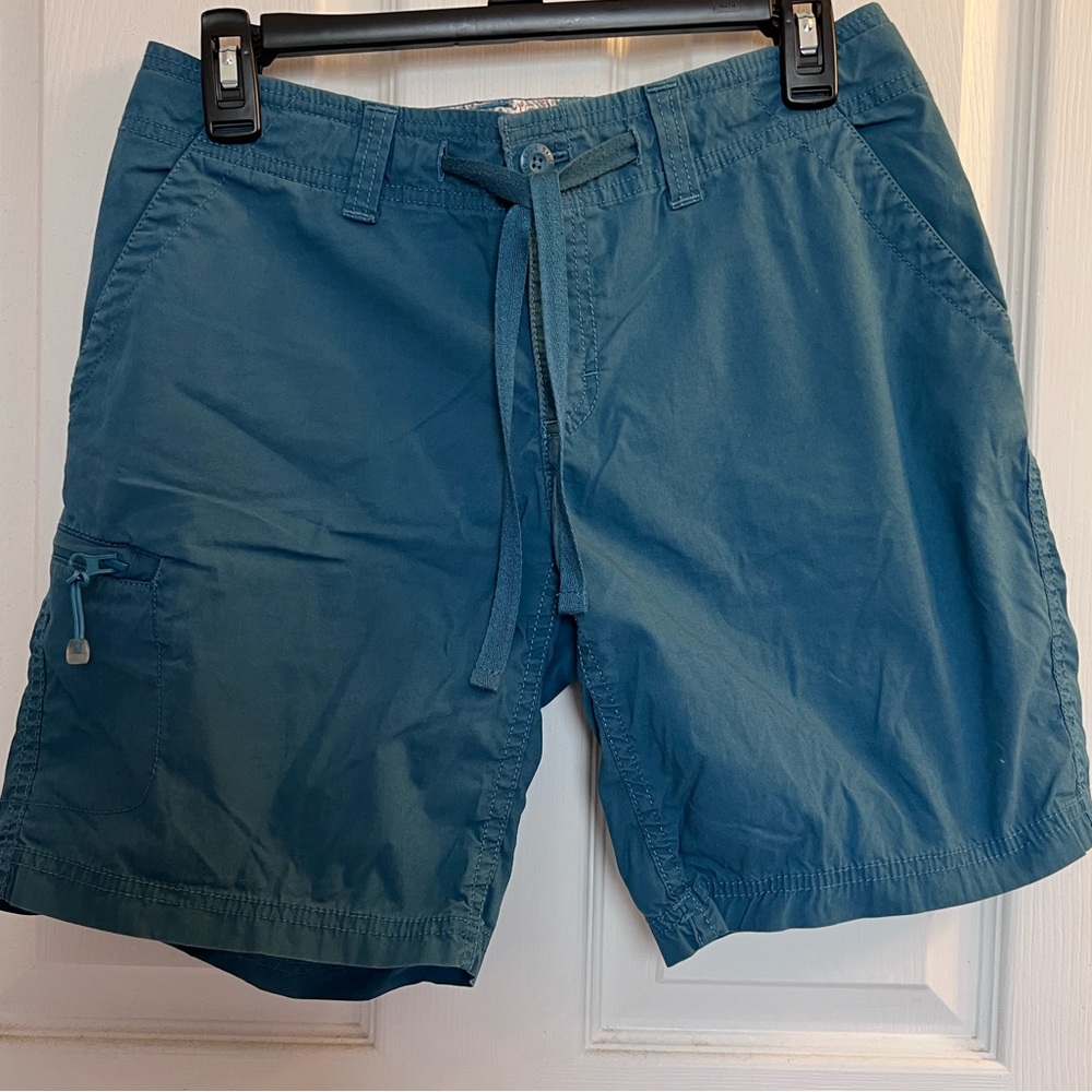Women’s Eddie Bauer shorts in teal with paisley inner waistband detailing 💗